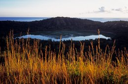 Archipel-des-Comores;-Crépuscule;-France;-Herbes;-Kaleidos;-Kaleidos-images;-La-parole-à-limage;-Lac;-Lac-de-cratère;-Laurent-Abad;-Mayotte;-Océan-Indien;-Paysage;-Stories-Pictures;-Volcan